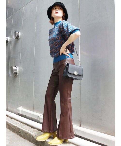 MURUA(ムルーア)の「フェイクレザーフィットパンツ(スラックス・レディース・アイボリー/ブラウン・1/2)」の20枚目の写真