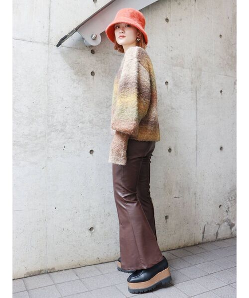 MURUA(ムルーア)の「フェイクレザーフィットパンツ(スラックス・レディース・アイボリー/ブラウン・1/2)」の22枚目の写真