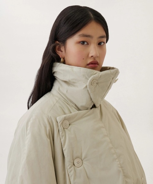 LEMAIRE(ルメール)の「WADDED SHORT TRENCH(トレンチコート・レディース・グレー・36/34)」の3枚目の写真