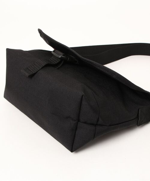 Manhattan Portage（マンハッタンポーテージ）の「Nylon Messenger Bag JRS Flap Zipper Pocket（メッセンジャーバッグ・メンズ・ブラック・SMALL）」の6枚目の写真