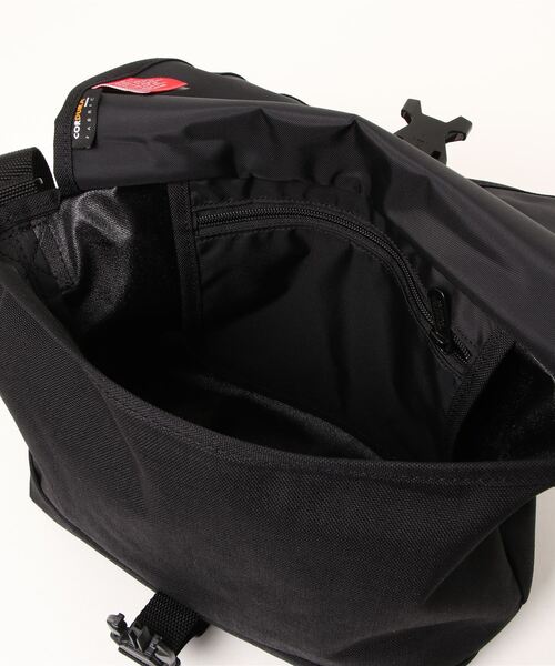 Manhattan Portage（マンハッタンポーテージ）の「Nylon Messenger Bag JRS Flap Zipper Pocket（メッセンジャーバッグ・メンズ・ブラック・SMALL）」の14枚目の写真