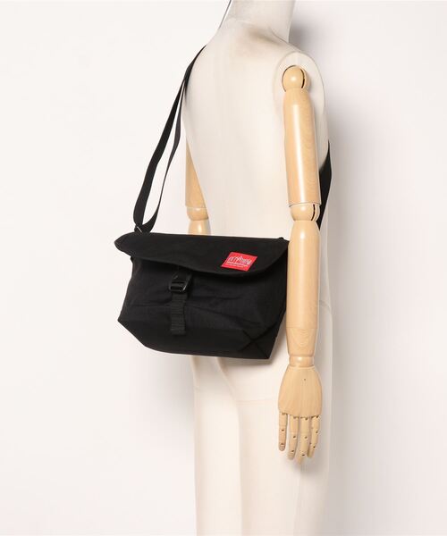 Manhattan Portage（マンハッタンポーテージ）の「Nylon Messenger Bag JRS Flap Zipper Pocket（メッセンジャーバッグ・メンズ・ブラック・SMALL）」の16枚目の写真
