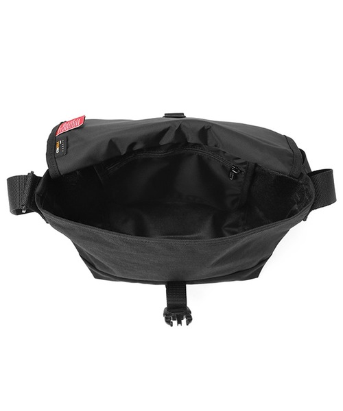 Manhattan Portage（マンハッタンポーテージ）の「Nylon Messenger Bag JRS Flap Zipper Pocket（メッセンジャーバッグ・メンズ・ブラック・SMALL）」の5枚目の写真