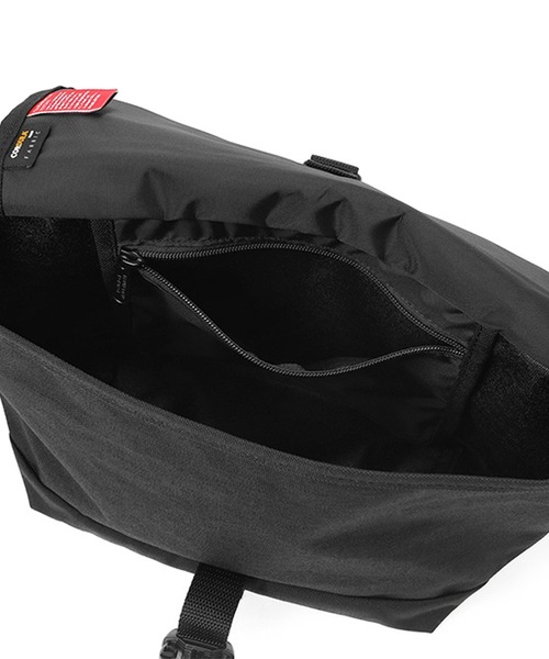 Manhattan Portage（マンハッタンポーテージ）の「Nylon Messenger Bag JRS Flap Zipper Pocket（メッセンジャーバッグ・メンズ・ブラック・SMALL）」の8枚目の写真