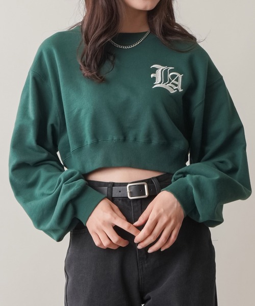 SPINNS(スピンズ)の「【肌チラ見せで盛れスタイル】LAワンポイント刺繍ロゴデザイン 裏毛ショート丈スウェット(スウェット・レディース・ブラック/ダークグリーン/オフホワイト/オートミール/ロイヤルブルー・ONESIZE)」の4枚目の写真