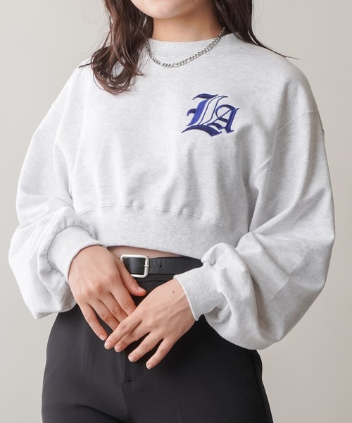 SPINNS(スピンズ)の「【肌チラ見せで盛れスタイル】LAワンポイント刺繍ロゴデザイン 裏毛ショート丈スウェット(スウェット・レディース・ブラック/ダークグリーン/オフホワイト/オートミール/ロイヤルブルー・ONESIZE)」の18枚目の写真