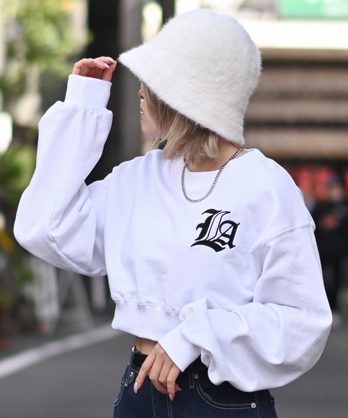 SPINNS(スピンズ)の「【肌チラ見せで盛れスタイル】LAワンポイント刺繍ロゴデザイン 裏毛ショート丈スウェット(スウェット・レディース・ブラック/ダークグリーン/オフホワイト/オートミール/ロイヤルブルー・ONESIZE)」の10枚目の写真