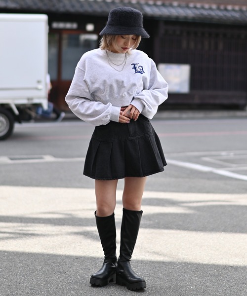 SPINNS(スピンズ)の「【肌チラ見せで盛れスタイル】LAワンポイント刺繍ロゴデザイン 裏毛ショート丈スウェット(スウェット・レディース・ブラック/ダークグリーン/オフホワイト/オートミール/ロイヤルブルー・ONESIZE)」の15枚目の写真