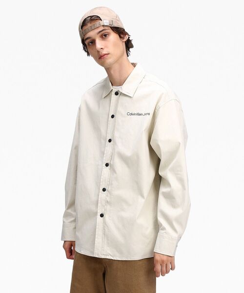Calvin Klein(カルバン・クライン)の「ストライプ CK バック グラフィック オーバーシャツ(シャツ/ブラウス・メンズ・ホワイト・S/M/XL/L)」の12枚目の写真