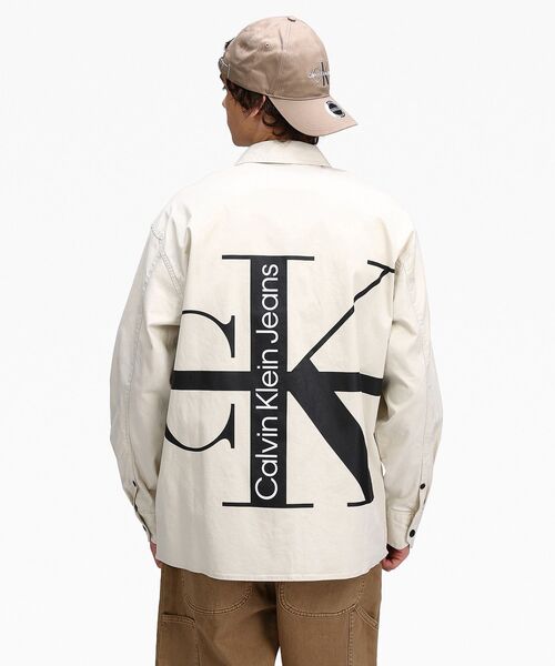 Calvin Klein(カルバン・クライン)の「ストライプ CK バック グラフィック オーバーシャツ(シャツ/ブラウス・メンズ・ホワイト・S/M/XL/L)」の11枚目の写真