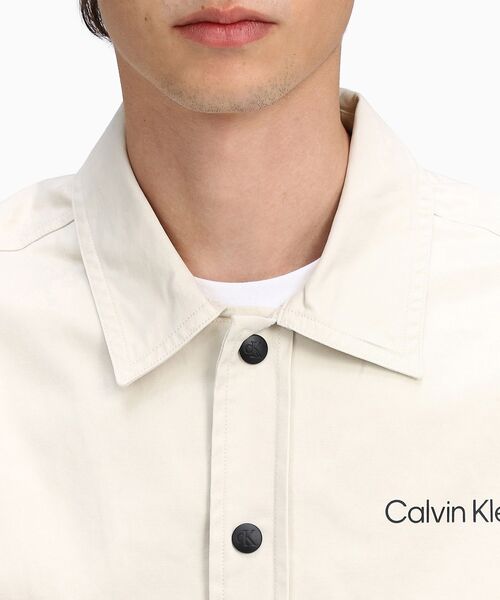 Calvin Klein(カルバン・クライン)の「ストライプ CK バック グラフィック オーバーシャツ(シャツ/ブラウス・メンズ・ホワイト・S/M/XL/L)」の10枚目の写真