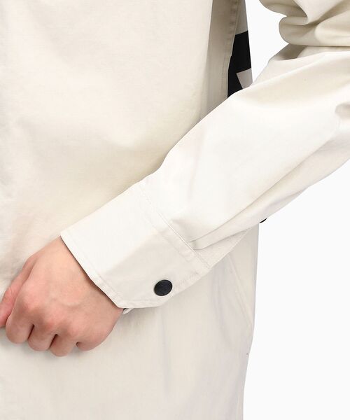 Calvin Klein(カルバン・クライン)の「ストライプ CK バック グラフィック オーバーシャツ(シャツ/ブラウス・メンズ・ホワイト・S/M/XL/L)」の9枚目の写真