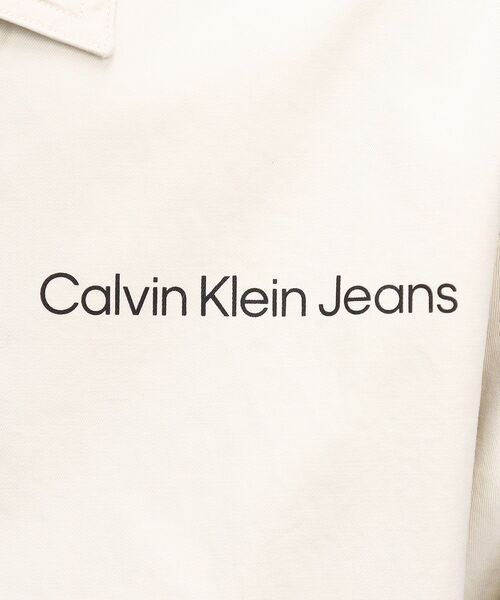 Calvin Klein(カルバン・クライン)の「ストライプ CK バック グラフィック オーバーシャツ(シャツ/ブラウス・メンズ・ホワイト・S/M/XL/L)」の7枚目の写真