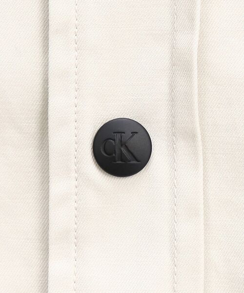 Calvin Klein(カルバン・クライン)の「ストライプ CK バック グラフィック オーバーシャツ(シャツ/ブラウス・メンズ・ホワイト・S/M/XL/L)」の6枚目の写真