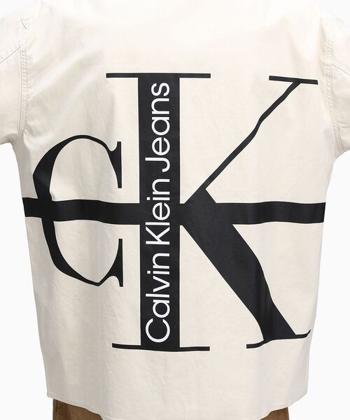 Calvin Klein(カルバン・クライン)の「ストライプ CK バック グラフィック オーバーシャツ(シャツ/ブラウス・メンズ・ホワイト・S/M/XL/L)」の4枚目の写真