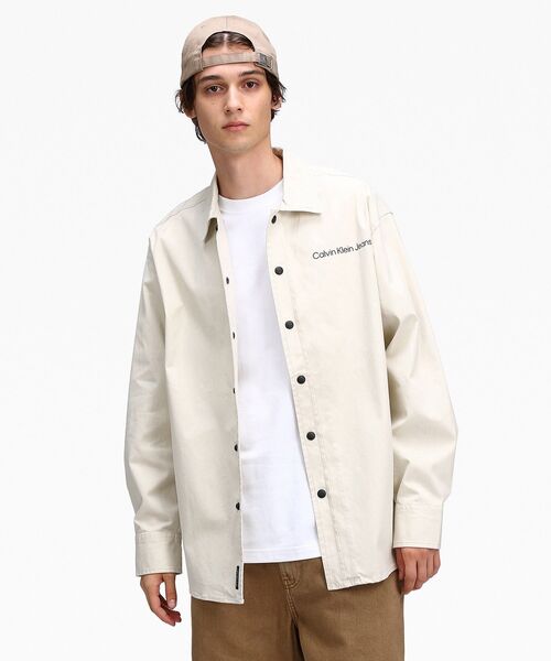 Calvin Klein(カルバン・クライン)の「ストライプ CK バック グラフィック オーバーシャツ(シャツ/ブラウス・メンズ・ホワイト・S/M/XL/L)」の3枚目の写真