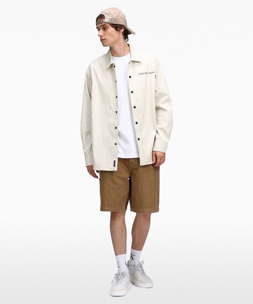 Calvin Klein(カルバン・クライン)の「ストライプ CK バック グラフィック オーバーシャツ(シャツ/ブラウス・メンズ・ホワイト・S/M/XL/L)」の2枚目の写真