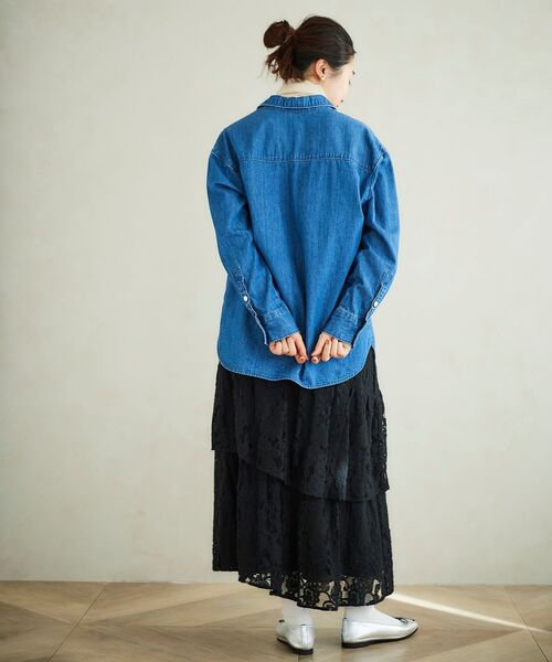 le.coeur blanc(ルクールブラン)の「レギュラーカラーデニムシャツ(シャツ/ブラウス・レディース・ネイビー/ブルー・38)」の7枚目の写真