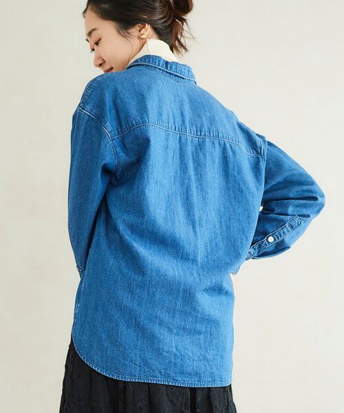 le.coeur blanc(ルクールブラン)の「レギュラーカラーデニムシャツ(シャツ/ブラウス・レディース・ネイビー/ブルー・38)」の13枚目の写真