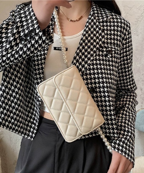 deux amour（ドゥーザムール）の「パールチエーンバッグ（ハンドバッグ・レディース・ブラック/ブルー/ホワイト・MEDIUM）」の2枚目の写真