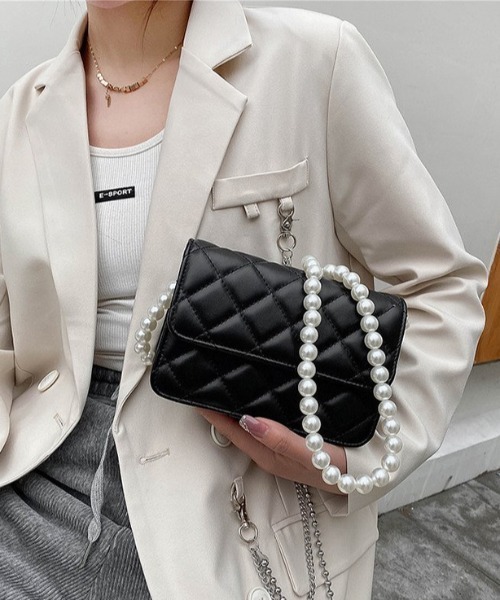 deux amour（ドゥーザムール）の「パールチエーンバッグ（ハンドバッグ・レディース・ブラック/ブルー/ホワイト・MEDIUM）」の3枚目の写真