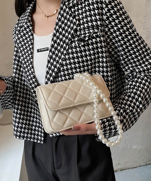 deux amour（ドゥーザムール）の「パールチエーンバッグ（ハンドバッグ・レディース・ブラック/ブルー/ホワイト・MEDIUM）」の4枚目の写真