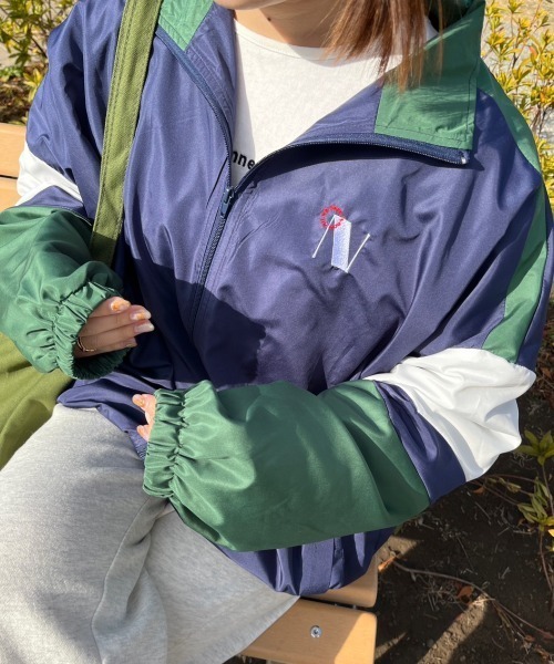 nemne store(ネンネストア)の「【低身長用サイズあり】配色ジップアップナイロンブルゾン(ブルゾン・レディース・ブルー/アイボリー/ネイビー・SMALL/MEDIUM)」の10枚目の写真
