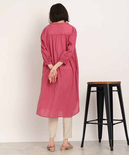 SHOO・LA・RUE（シューラルー）の「◆【プチプラ/高見え】レイヤードでこなれ見え ロングシャツ（シャツ/ブラウス・レディース・ピンク系/ブラック/ブルー/ナチュラル・02/03/04）」の22枚目の写真