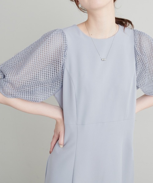 natural couture(ナチュラルクチュール)の「オケージョン対応可能 / 異素材メッシュスリーブドレス(ドレス・レディース・ブラック/アイボリー/サックスブルー・FREE)」の3枚目の写真