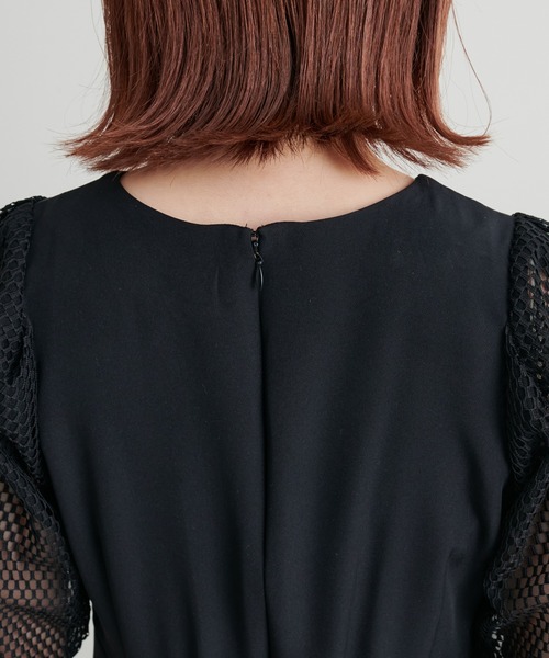 natural couture(ナチュラルクチュール)の「オケージョン対応可能 / 異素材メッシュスリーブドレス(ドレス・レディース・ブラック/アイボリー/サックスブルー・FREE)」の15枚目の写真