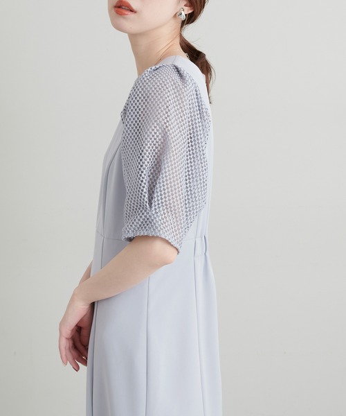 natural couture(ナチュラルクチュール)の「オケージョン対応可能 / 異素材メッシュスリーブドレス(ドレス・レディース・ブラック/アイボリー/サックスブルー・FREE)」の6枚目の写真
