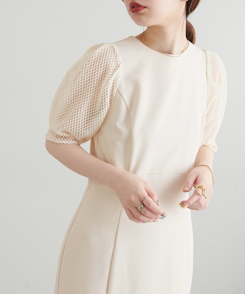 natural couture(ナチュラルクチュール)の「オケージョン対応可能 / 異素材メッシュスリーブドレス(ドレス・レディース・ブラック/アイボリー/サックスブルー・FREE)」の4枚目の写真