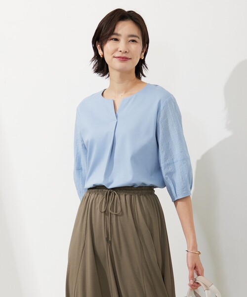 J.PRESS Ladies(J.プレス レディス)の「【WEB限定カラーあり・接触冷感・UVケア】 スムースジャージー キーネック カットソー(Tシャツ/カットソー・レディース・サックスブルー系/ダークグリーン系/ホワイト系/ピンク系/ネイビー系/ダークブラウン系/ライトグレー系・SMALL)」の6枚目の写真