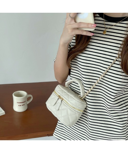 Silly（シリー）の「【アクセ感覚で使えるミニバッグ！】キルティングバニティチェーンバッグ（ショルダーバッグ・レディース・ピンク/ブラック/ベージュ/ホワイト・FREE）」の7枚目の写真