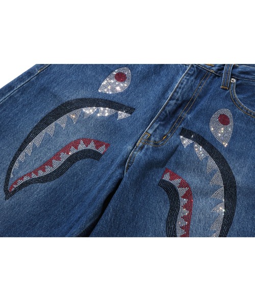 A BATHING APE デニムパンツ ストーン A BATHING APE（アベイシングエイプ）の「CRYSTAL STONE SHARK