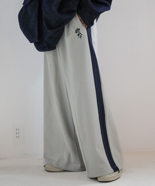 NILWAY（ニルウェイ）の「花刺繍サイドライン袴スウェットパンツ（スウェットパンツ・メンズ・アイボリー/チャコール/ライトグレー・SMALL/LARGE/MEDIUM）」の2枚目の写真