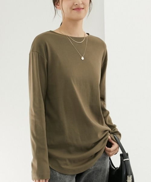 slattgir(スラットジール)の「高身長 綿100%ラウンドヘムロング丈Tシャツ (トールサイズ)(Tシャツ/カットソー・レディース・オフホワイト/ブラック/グリーン/カーキ/杢グレー/ワインレッド/ブルー・3L/LL/4L/L/M/5L)」の4枚目の写真