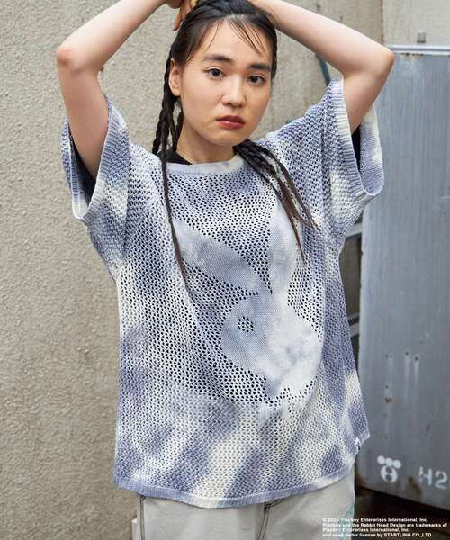 PLAYBOY(プレイボーイ)の「【SEQUENZ】PBHC TIE-DYE KNIT S/S TEE / 半袖 PLAYBOY×SEQUENZ メッシュニット ブランドロゴ ビックサイズ バニー ラビット ヘッド(ニット/セーター・メンズ・チャコール/パープル系その他3/ブルーグレー・MEDIUM/LARGE/X-LARGE)」の2枚目の写真