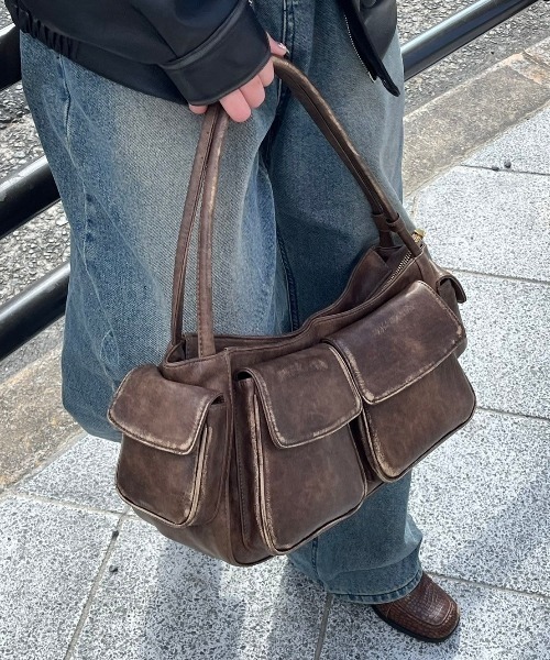 Chikashitsu +（チカシツプラス）の「ストリートファッション Chikashitsu + チカシツプラス vintage mini hand bag バッグ ハンドバッグ 合成皮革 ヴィンテージバッグ 大容量バッグ 韓国ファッション 韓国ストリート（ハンドバッグ・メンズ・ブラック/ブラウン・ONE SIZE）」の17枚目の写真