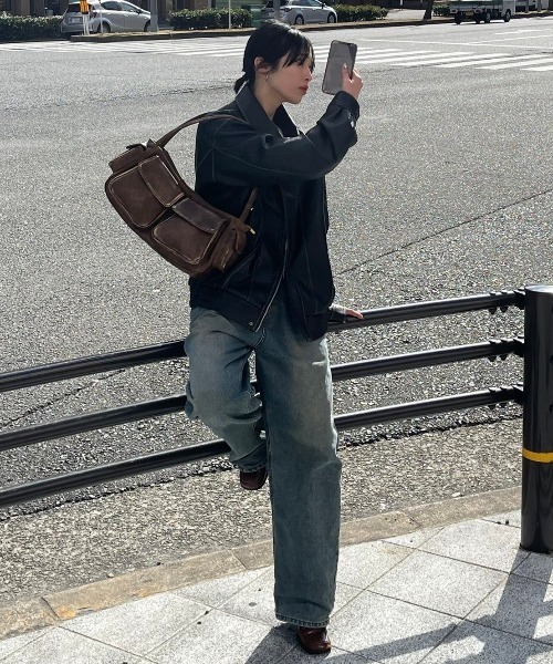 Chikashitsu +（チカシツプラス）の「ストリートファッション Chikashitsu + チカシツプラス vintage mini hand bag バッグ ハンドバッグ 合成皮革 ヴィンテージバッグ 大容量バッグ 韓国ファッション 韓国ストリート（ハンドバッグ・メンズ・ブラック/ブラウン・ONE SIZE）」の14枚目の写真