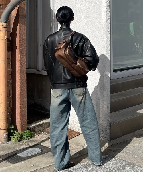 Chikashitsu +（チカシツプラス）の「ストリートファッション Chikashitsu + チカシツプラス vintage mini hand bag バッグ ハンドバッグ 合成皮革 ヴィンテージバッグ 大容量バッグ 韓国ファッション 韓国ストリート（ハンドバッグ・メンズ・ブラック/ブラウン・ONE SIZE）」の16枚目の写真
