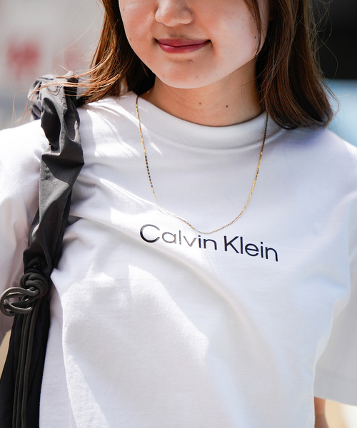 Calvin Klein（カルバン・クライン）の「【Calvin Klein / カルバン クライン】US SS STANDARD LOGO TEE（Tシャツ/カットソー・レディース・ホワイト/パープル/ブラック・SMALL）」の4枚目の写真
