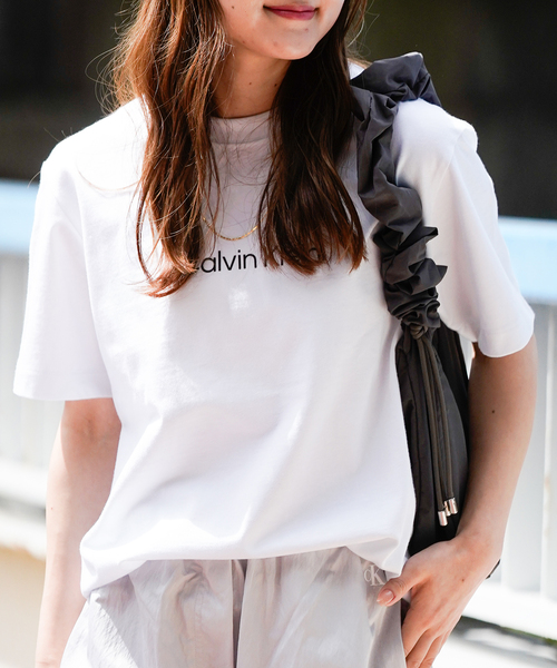 Calvin Klein（カルバン・クライン）の「【Calvin Klein / カルバン クライン】US SS STANDARD LOGO TEE（Tシャツ/カットソー・レディース・ホワイト/パープル/ブラック・SMALL）」の5枚目の写真