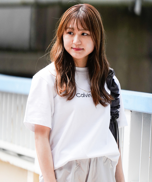 Calvin Klein（カルバン・クライン）の「【Calvin Klein / カルバン クライン】US SS STANDARD LOGO TEE（Tシャツ/カットソー・レディース・ホワイト/パープル/ブラック・SMALL）」の7枚目の写真