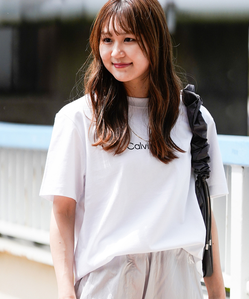 Calvin Klein（カルバン・クライン）の「【Calvin Klein / カルバン クライン】US SS STANDARD LOGO TEE（Tシャツ/カットソー・レディース・ホワイト/パープル/ブラック・SMALL）」の8枚目の写真