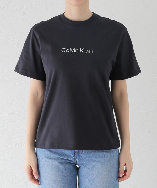 Calvin Klein（カルバン・クライン）の「【Calvin Klein / カルバン クライン】US SS STANDARD LOGO TEE（Tシャツ/カットソー・レディース・ホワイト/パープル/ブラック・SMALL）」の19枚目の写真