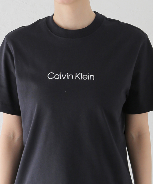 Calvin Klein（カルバン・クライン）の「【Calvin Klein / カルバン クライン】US SS STANDARD LOGO TEE（Tシャツ/カットソー・レディース・ホワイト/パープル/ブラック・SMALL）」の22枚目の写真