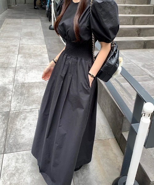 ABITOKYO(アビトーキョー)の「ウエストシャーリングパフスリーブロングワンピース(ワンピース・レディース・ブラック/ホワイト・L/M/XL)」の1枚目の写真