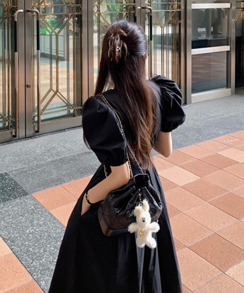 ABITOKYO(アビトーキョー)の「ウエストシャーリングパフスリーブロングワンピース(ワンピース・レディース・ブラック/ホワイト・L/M/XL)」の3枚目の写真