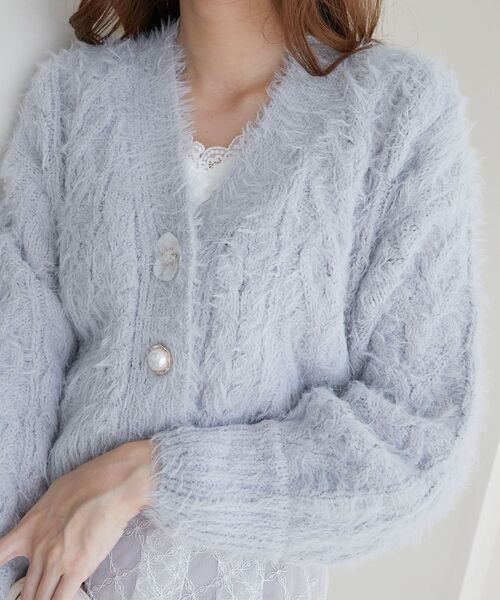 MAJESTIC LEGON（マジェスティックレゴン）の「フラワーモチーフボタンケーブルカーデ（カーディガン/ボレロ・レディース・ピンク/ライトグリーン/オフホワイト/ブルー/チャコールグレー・MEDIUM）」の4枚目の写真